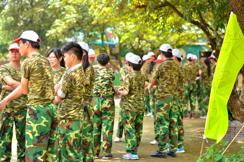 圖2 各個團隊在努力完成“解手鏈”任務