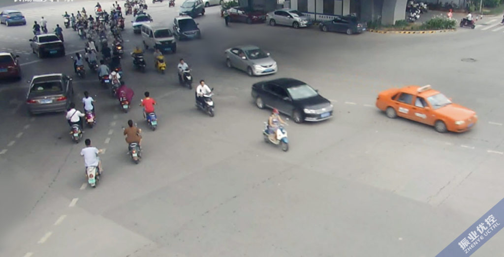 圖3 機動車與非機動車同時大量涌進(jìn)路口，相互干擾