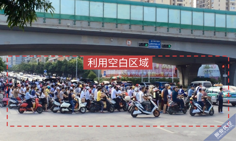 圖7 利用空白區(qū)域設(shè)置非機動待行區(qū)