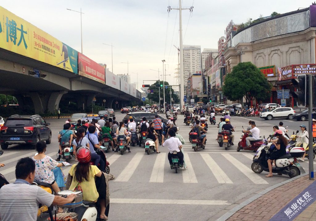 圖9 路口“機非”沖突嚴重（優(yōu)化前）
