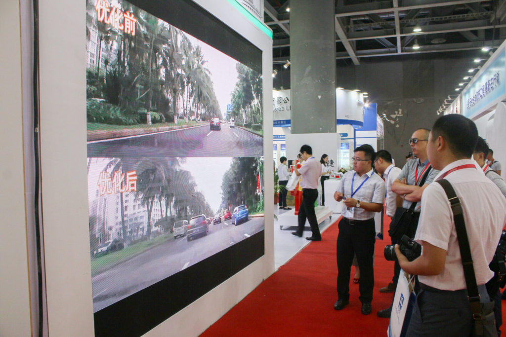 圖3參觀者駐足LED大屏前觀看項(xiàng)目案例