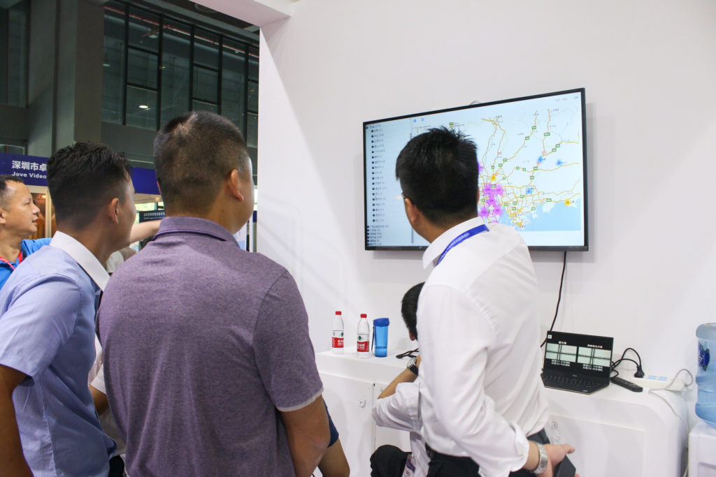 圖4 市場(chǎng)總監(jiān)彭金偉向參觀者介紹業(yè)務(wù)地圖（成果展示平臺(tái)）