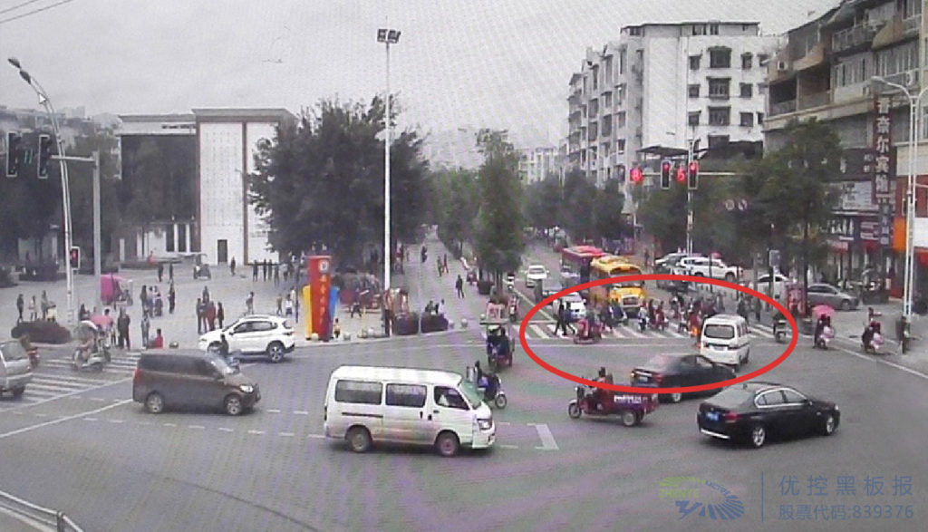 圖2 東進口左轉(zhuǎn)車流與南進口行人沖突嚴重