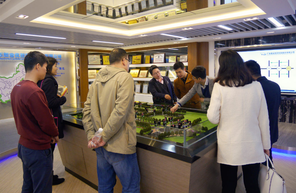 圖3 陳寧寧博士為青科協(xié)代表團(tuán)講解交通信號控制優(yōu)化