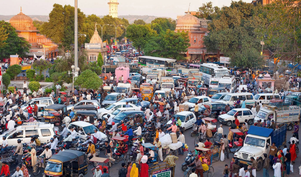 圖1 無(wú)信號(hào)燈控制路口的沖突狀況（圖片來(lái)源網(wǎng)絡(luò)）