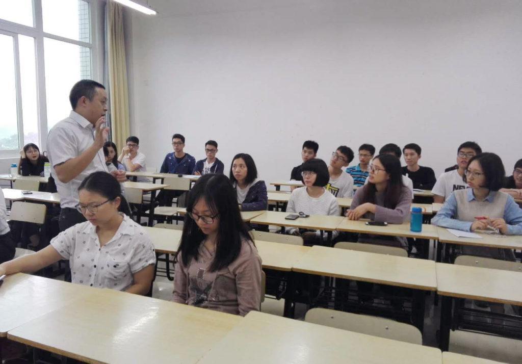 圖3 鄒主管與同學們進行互動