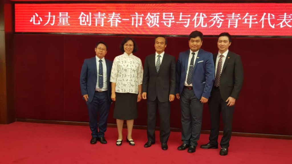 圖1 振業(yè)優(yōu)控董事長程華鎮(zhèn)先生與市領(lǐng)導(dǎo)合影