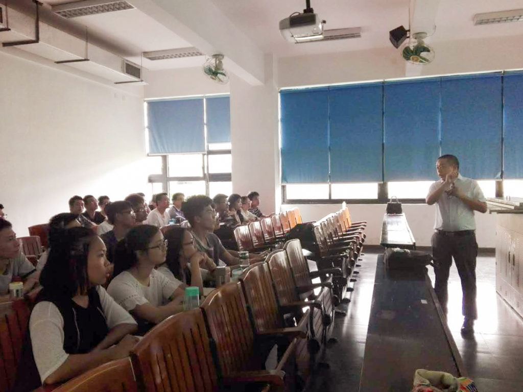 圖1 鄒主管介紹公司情況及互動(dòng)現(xiàn)場