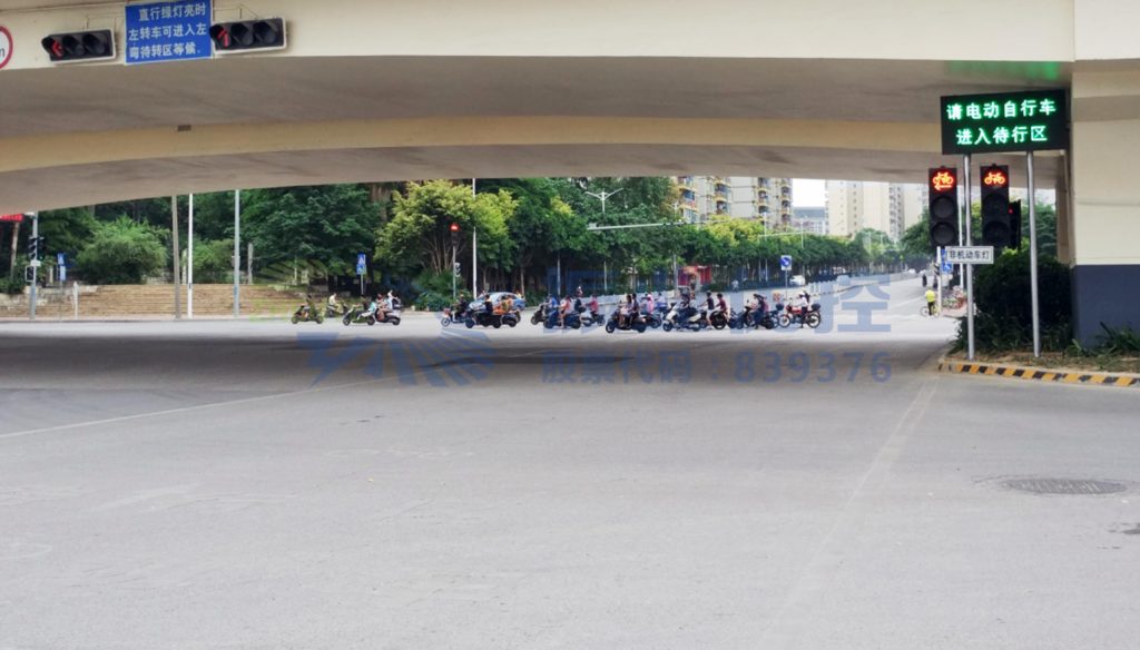 圖4 誘導(dǎo)屏引導(dǎo)非機動車進入待行區(qū)