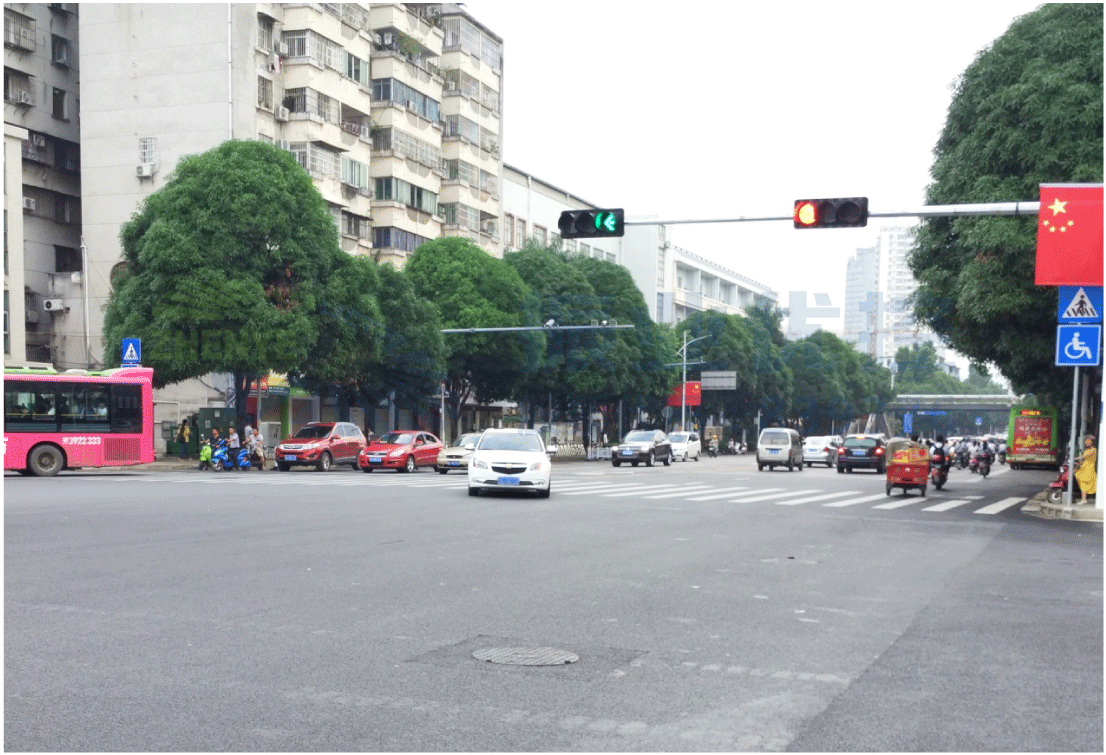 圖4 高峰期西進(jìn)口車輛排隊(duì)較長(zhǎng)