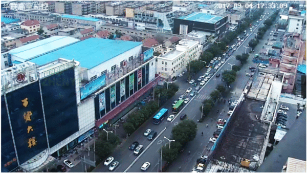 圖12 排隊(duì)長(zhǎng)度約300米，平均需要等2-3次紅燈才能通過(guò)路口（優(yōu)化前）