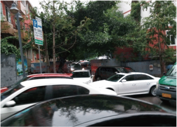 圖6 唐坎上小學(xué)停車場出入車輛沖突