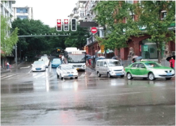 圖7 交叉口西進口左轉(zhuǎn)車輛排隊現(xiàn)象嚴(yán)重