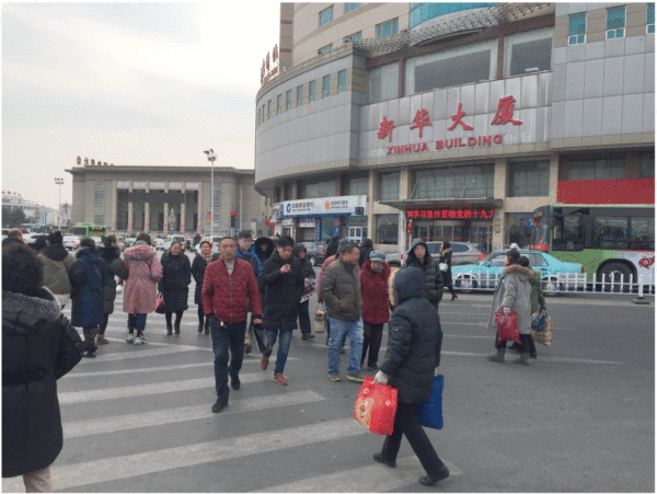 圖6 標(biāo)線渠化島施畫不規(guī)范