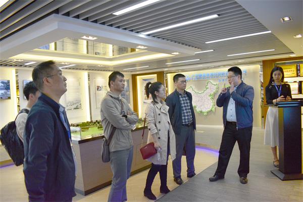 圖2 CEO陳寧寧與院長洪波帶校方參觀振業(yè)優(yōu)控總部