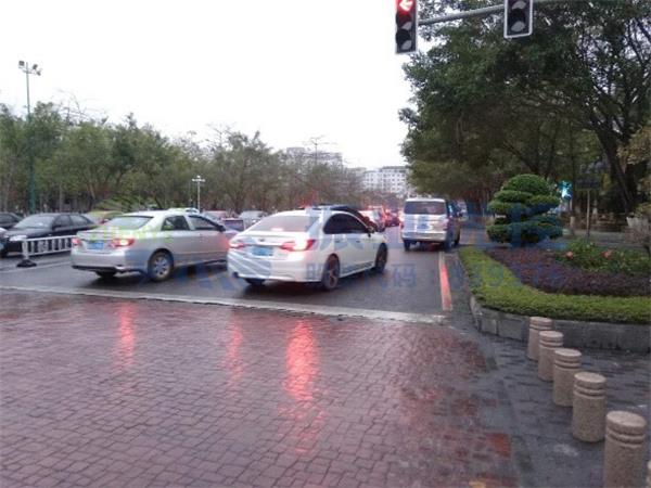 圖6 進(jìn)入橋面的車輛停車等待