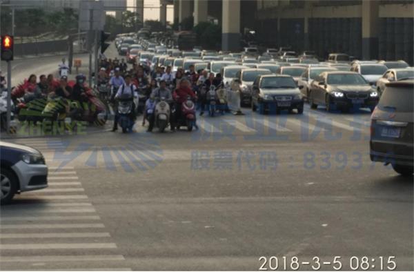 圖3 中華園湖路口優(yōu)化前南進口早高峰車輛排隊情況