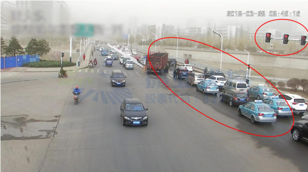 圖3 濱河路-緯三橋早高峰東進(jìn)口車輛排隊(duì)回溢現(xiàn)象