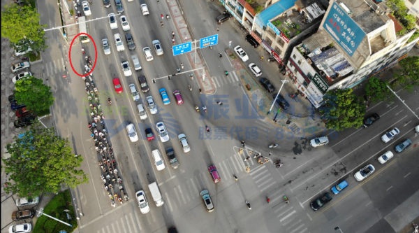 圖4 優(yōu)化前左轉(zhuǎn)非機(jī)動(dòng)車(chē)阻擋右轉(zhuǎn)機(jī)動(dòng)車(chē)