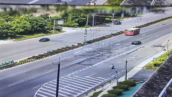 圖5 閱江大橋出口劃線，引導(dǎo)車輛提前變道