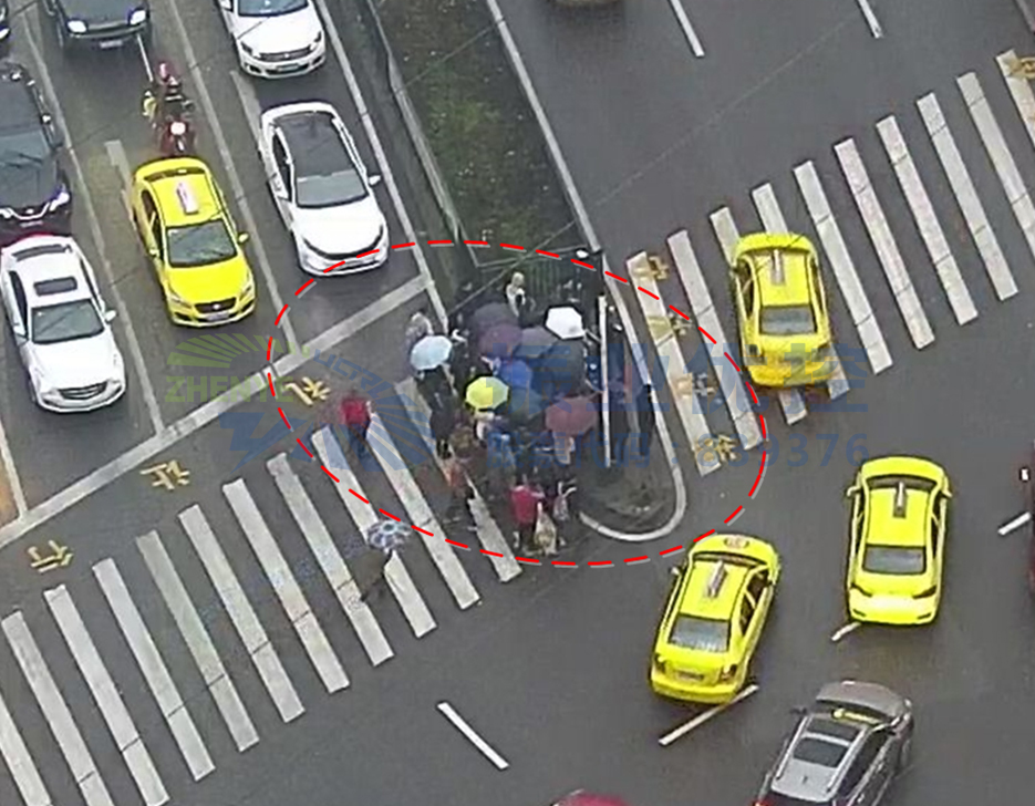 圖5 南進口中間安全島交通情況