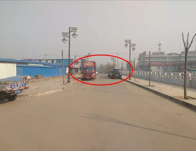 圖4 濱河路亂停車(chē)