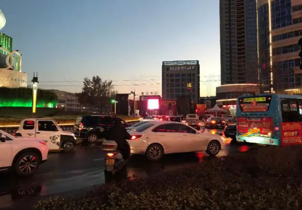 圖5環(huán)島內(nèi)部車輛秩序混亂,堵塞嚴(yán)重