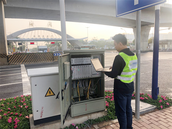  圖2 工程師進行路口調(diào)研