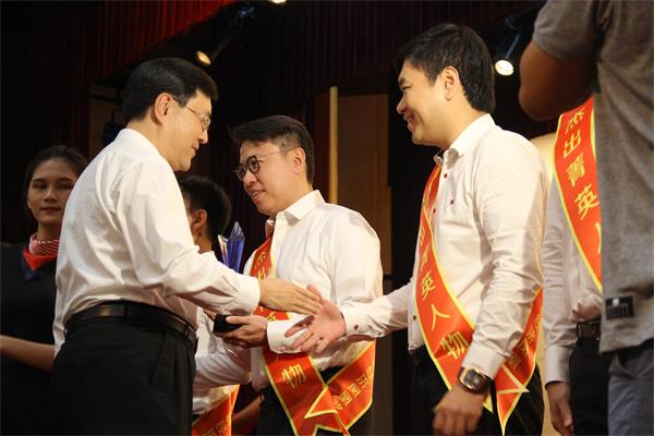 市委書記陳旭東為程華鎮(zhèn)先生頒獎