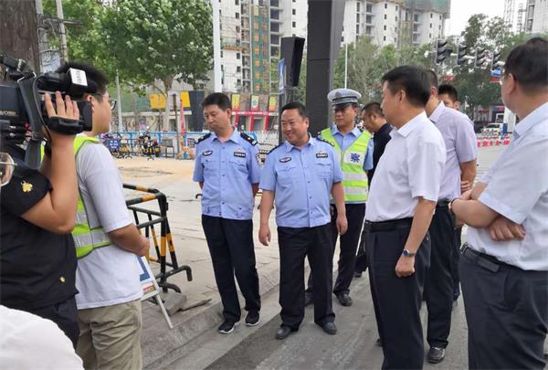 陳少軍副市長(zhǎng)在路口調(diào)研