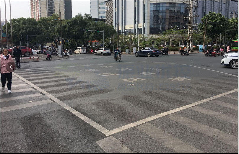 圖5 南進(jìn)口新增非機(jī)動(dòng)車(chē)待行區(qū)