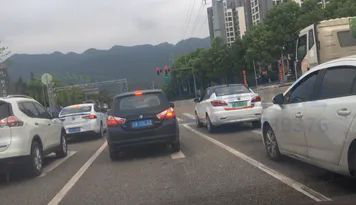 圖2 美利花都路口停車等待