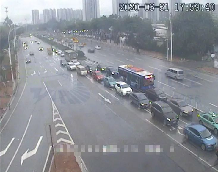 圖3 南進(jìn)口掉頭車輛排隊(duì)長(zhǎng)，阻擋左轉(zhuǎn)車（優(yōu)化前）