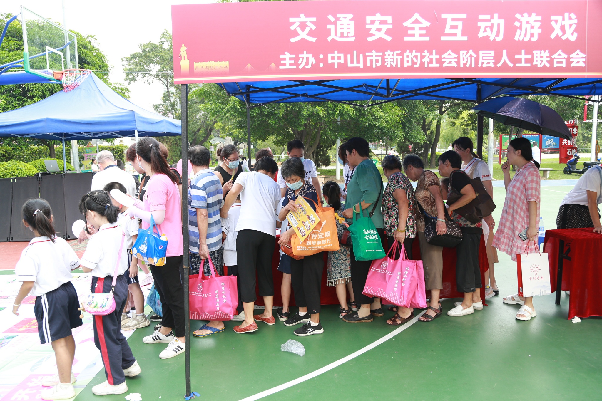 攤位前人頭攢動，人氣十足