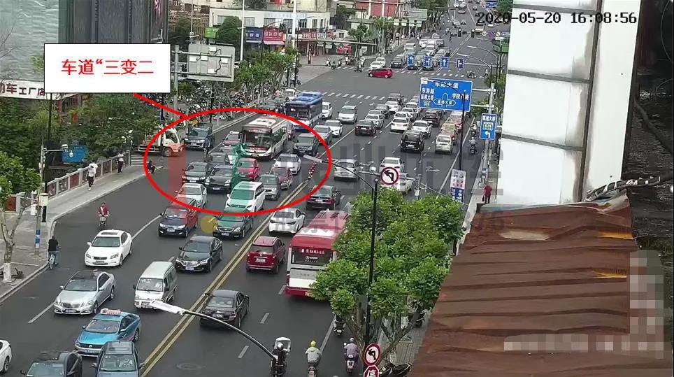 圖6 車道“由三變二”，形成道路瓶頸