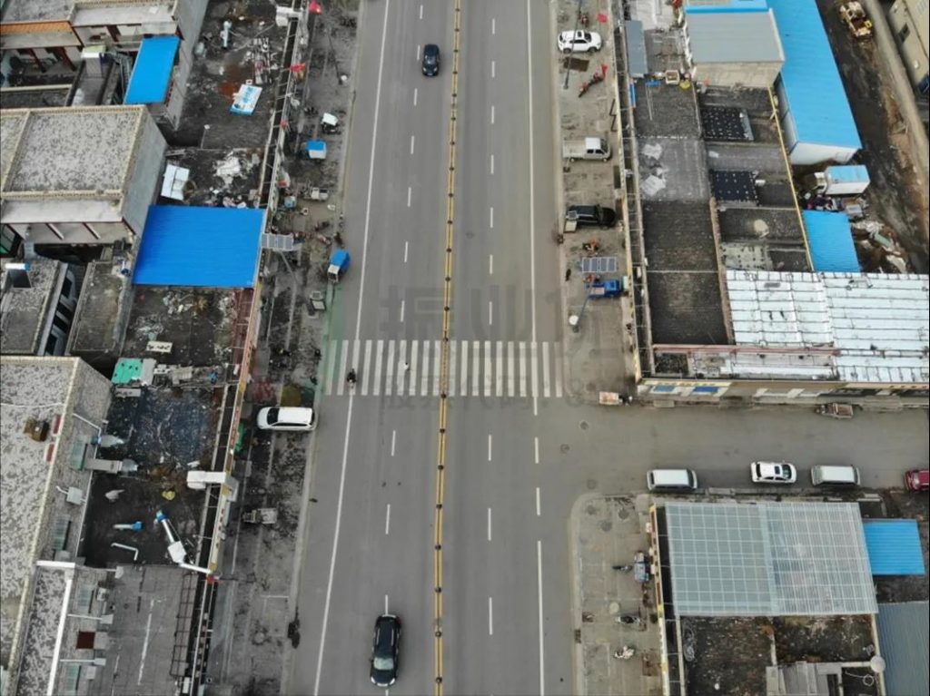 圖6 設(shè)中央護欄,并開人行道開口