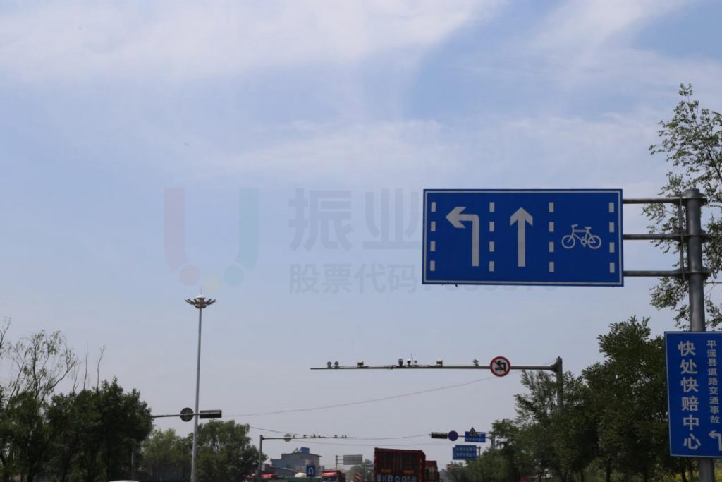 圖12 修建道路兩側(cè)樹枝樹葉，消除標(biāo)志牌遮蔽現(xiàn)象