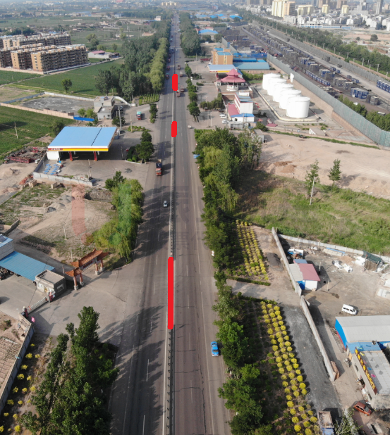 圖4 北姚村處150米的路段上有三處中央隔離帶開口