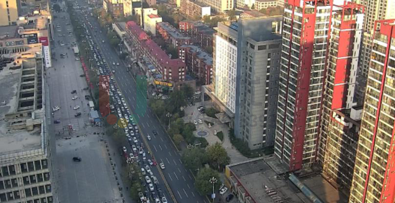 圖3 高峰時期西進口兩處停車場進出口造成車輛排隊過長