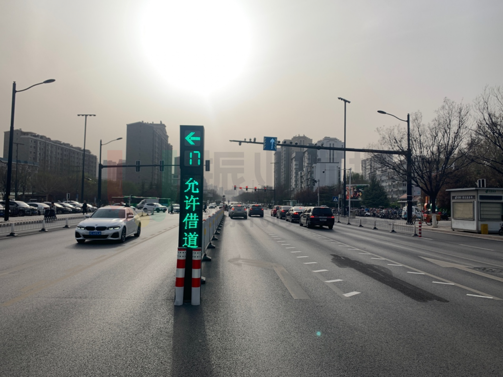 圖6 平峰期間開(kāi)啟借道左轉(zhuǎn)及可變車(chē)道LED屏顯示直行