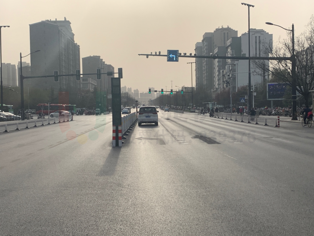 圖7 高峰期間關(guān)閉借道左轉(zhuǎn)及可變車(chē)道LED屏顯示左轉(zhuǎn)