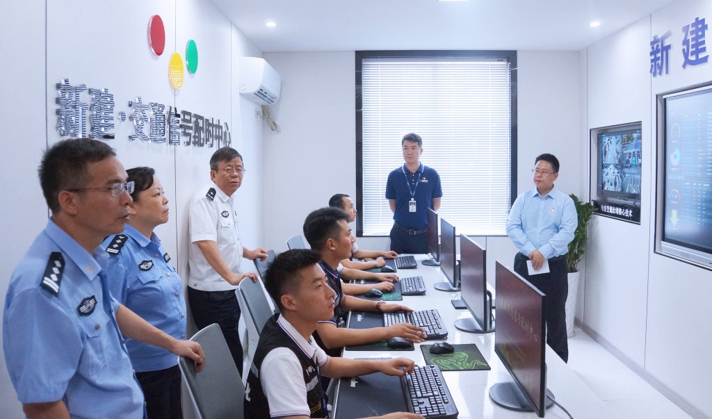 參觀新建區(qū)智能交通信號配時中心