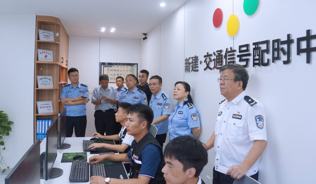 參觀新建區(qū)智能交通信號配時中心