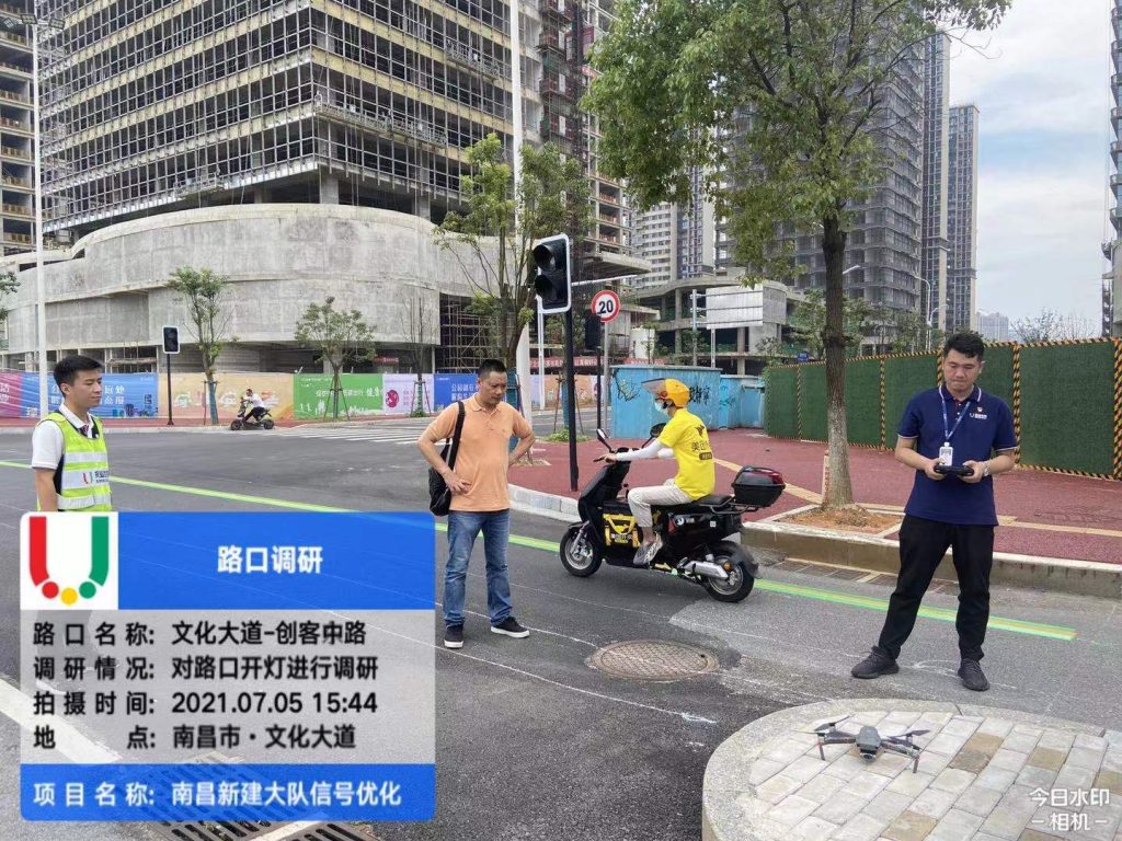 振業(yè)優(yōu)控交通治堵專業(yè)技術(shù)團隊進行路口調(diào)研