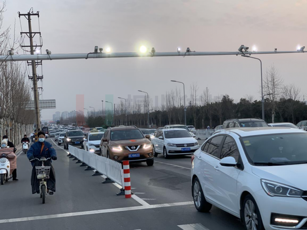 圖2 晚高峰南進(jìn)口流量較大，排隊較長