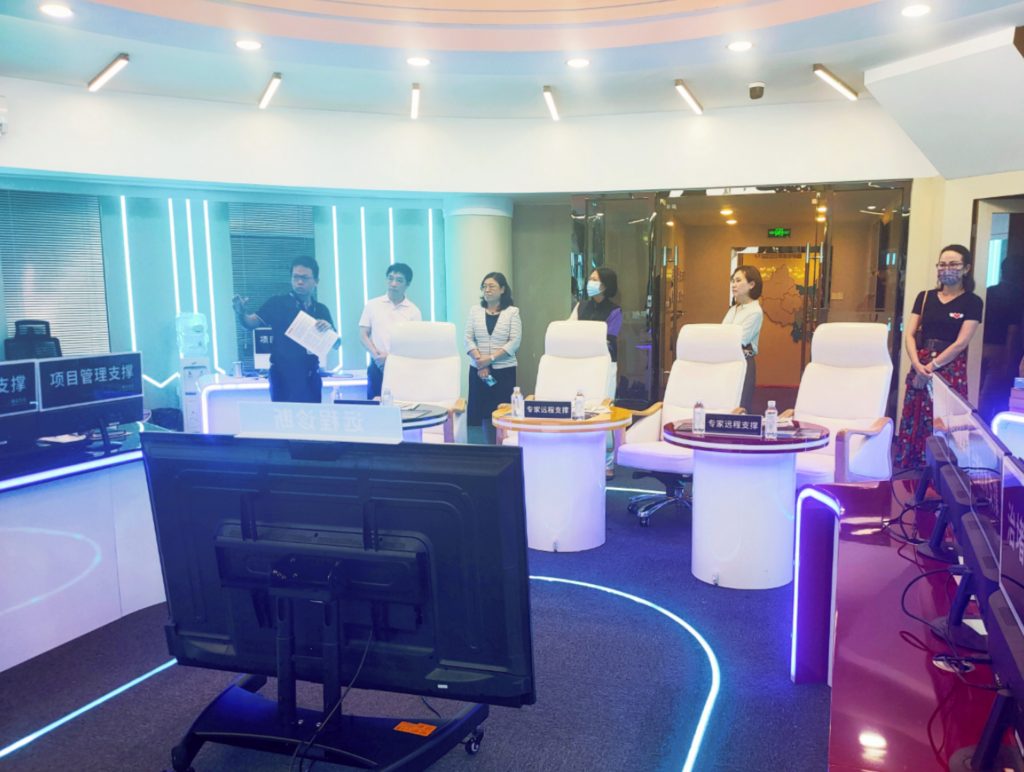 一行人參觀振業(yè)優(yōu)控城市交通治堵運行管理中心