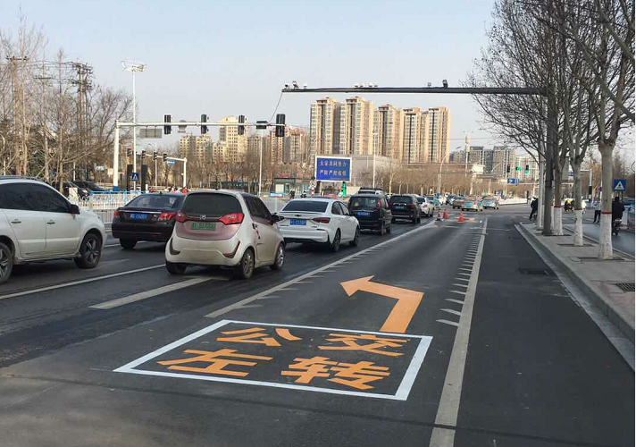 新華路-團結(jié)大街南口實施“復合可變車道”