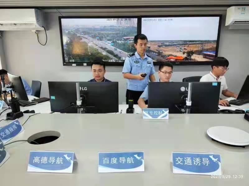 交通攻城獅與珠海交警共同進行交通保障工作