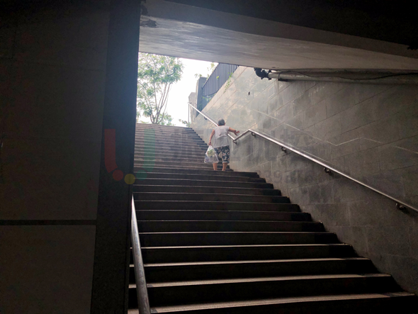 圖5 行人地下通道落差大、老年人通過困難