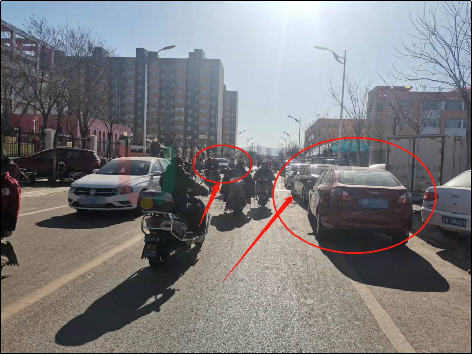 圖4 車輛駛入學校路段停滯不前